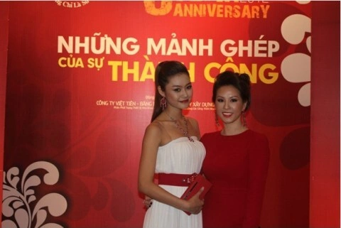 Á khôi Miss Ngôi Sao Linh Chi xuất hiện rạng rỡ cùng Tổng giám đốc Khơ Thị.