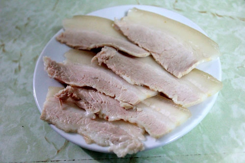 Một suất bánh tráng cuốn thịt heo có giá 35.000 đồng. Một suất bánh tráng cuốn thịt heo có giá 35.000 đồng.