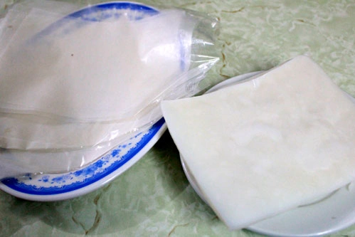 Bánh tráng và mì ướt dùng để cuốn bánh. Bánh tráng và mì ướt dùng để cuốn bánh.