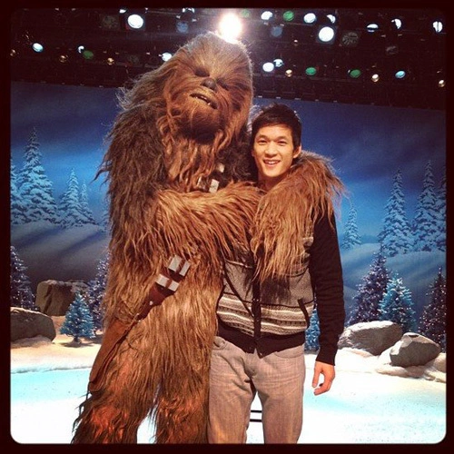 Diễn viên điển trai Harry Shum Jr. chụp ảnh cùng với bạn diễn trong khi đang quay một tập phim "Glee". Diễn viên điển trai Harry Shum Jr. chụp ảnh cùng với bạn diễn trong khi đang quay một tập phim "Glee".