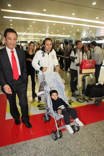 Massa và bà xã Anna Rafaella Bassi thay nhau đẩy xe cho cậu con trai Felipe. Massa và bà xã Anna Rafaella Bassi thay nhau đẩy xe cho cậu con trai Felipe.