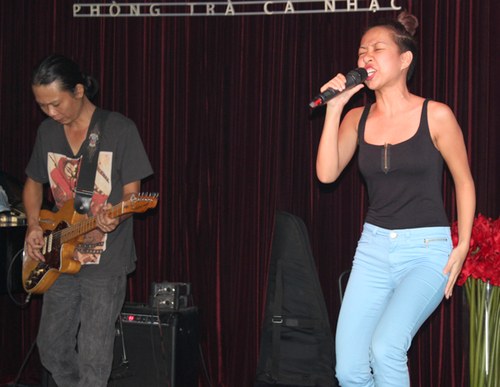 Cô cho biết sẽ hát 5 ca khúc tiếng Anh là "Feel the life", "Party", Umbrella"... Cô cho biết sẽ hát 5 ca khúc tiếng Anh là "Feel the life", "Party", Umbrella"...