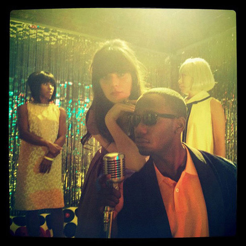 Zooey Deschanel mặc dù đang "bù đầu" với các cảnh diễn trong series phim "New Girl" nhưng vẫn có đủ thời gian để pose ảnh cùng bạn diễn. Zooey Deschanel mặc dù đang "bù đầu" với các cảnh diễn trong series phim "New Girl" nhưng vẫn có đủ thời gian để pose ảnh cùng bạn diễn.
