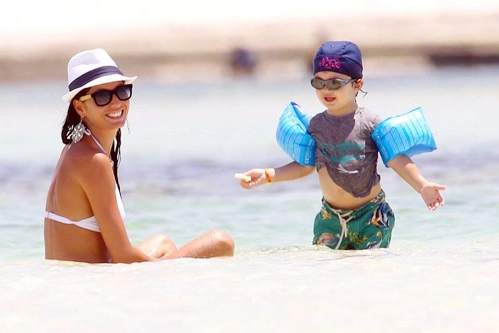 Mới hai tuổi, cậu nhóc Nathan Falco cũng theo bố mẹ đi chu du khắp các bãi biển nổi tiếng thế giới. Mới hai tuổi, cậu nhóc Nathan Falco cũng theo bố mẹ đi chu du khắp các bãi biển nổi tiếng thế giới.