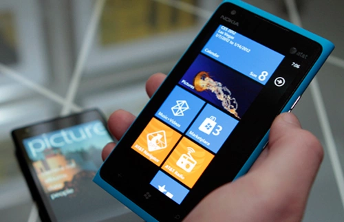 Lumia 900 là một trong những mẫu Windows Phone mới nhất của Nokia. Ảnh: Cnet.
