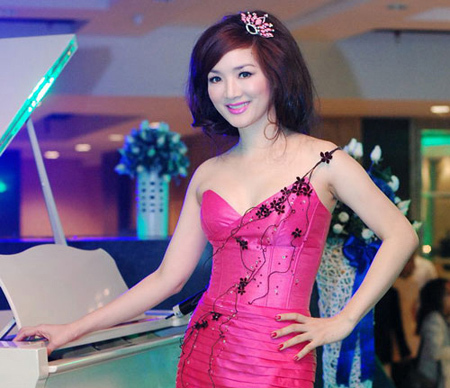 Những chiếc băng đô đính đá lấp lánh là lựa chọn tối ưu khi bạn đi dự tiệc tối. Lợi thế bắt sáng của đá sẽ khiến bạn nổi bật trong đám đông. Đây cũng là lựa chọn yêu thích của hoa hậu đền Hùng Giáng My Những chiếc băng đô đính đá lấp lánh là lựa chọn tối ưu khi bạn đi dự tiệc tối. Lợi thế bắt sáng của đá sẽ khiến bạn nổi bật trong đám đông. Đây cũng là lựa chọn yêu thích của hoa hậu đền Hùng Giáng My
