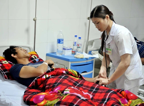 Các cầu thủ bị nôn mửa, đi ngoài, chóng mặt và bị rét. Các cầu thủ bị nôn mửa, đi ngoài, chóng mặt và bị rét.