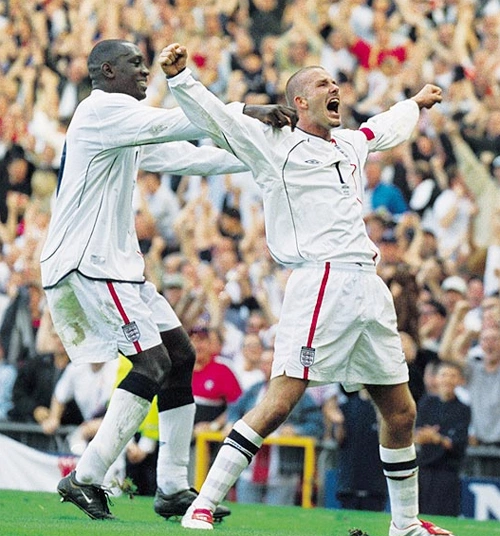 Becks chọn ra 10 tấm ảnh gắn liền với những khoảnh khắc đặc biệt đối với anh. Becks chọn ra 10 tấm ảnh gắn liền với những khoảnh khắc đặc biệt đối với anh.