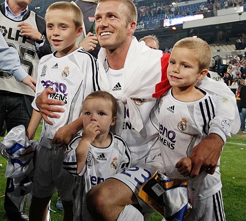 Được ca ngợi là người đàn ông của gia đình, Becks rất tự hào khi có ba cậu con trai kháu khỉnh. Được ca ngợi là người đàn ông của gia đình, Becks rất tự hào khi có ba cậu con trai kháu khỉnh.
