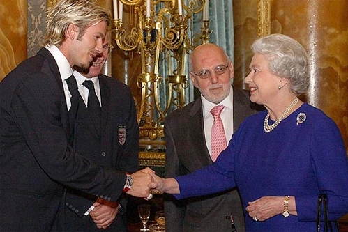 Tôi được diện kiến Nữ hoàng trong một buổi chiêu đãi năm 2002 tại Cung điện Buckingham. Tôi được diện kiến Nữ hoàng trong một buổi chiêu đãi năm 2002 tại Cung điện Buckingham.