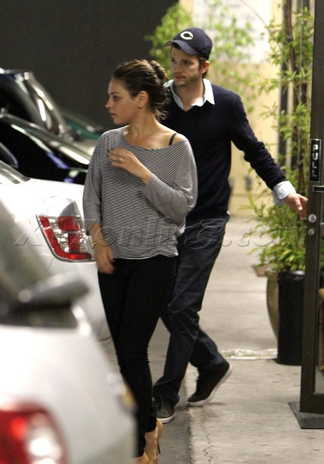 Mila Kunis và Ashton Kutcher đi sắm đồ và ăn tối hôm chủ nhật. Mila Kunis và Ashton Kutcher đi sắm đồ và ăn tối hôm chủ nhật.