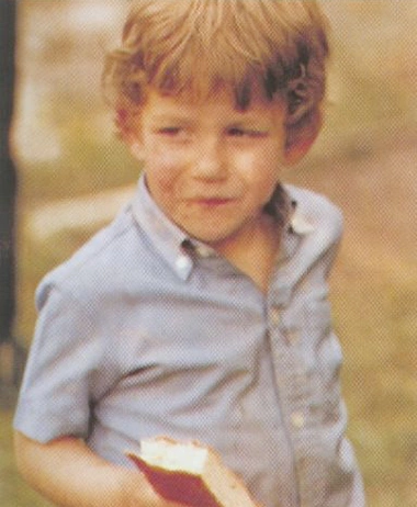 Cậu nhóc Puyol khi 5 tuổi cầm trên tay chiếc bánh sandwich đang ăn dở. Cậu nhóc Puyol khi 5 tuổi cầm trên tay chiếc bánh sandwich đang ăn dở.