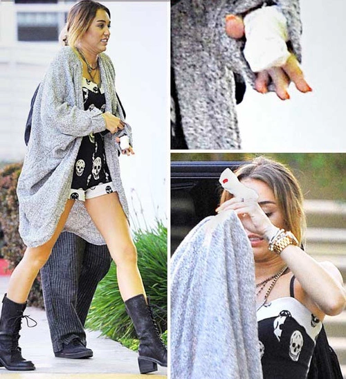 Miley nhăn nhó vì đau sau khi rời phòng cấp cứu. Miley nhăn nhó vì đau sau khi rời phòng cấp cứu.