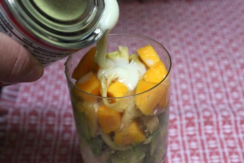 Cho hoa quả vào cốc, dưới sữa đặc lên. Cho hoa quả vào cốc, dưới sữa đặc lên.