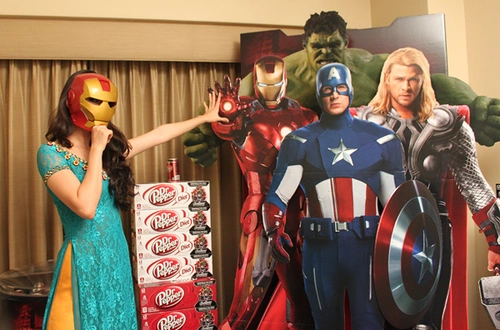 Cô không ngần ngại đeo mặt nạ của nhân vật Iron Man và pose ảnh mọt cách hài hước. Cô không ngần ngại đeo mặt nạ của nhân vật Iron Man và pose ảnh mọt cách hài hước.