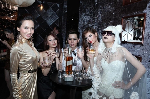 4 người mẫu hóa thân thành 4 ngôi sao của Hollywood: Đỗ Kiều Anh Angelina Jolie, Hằng Kool Lady Gaga, Vũ Huyền Trang Megan Fox, Vũ Hồng Quân Adam Lambert. 4 người mẫu hóa thân thành 4 ngôi sao của Hollywood: Đỗ Kiều Anh Angelina Jolie, Hằng Kool Lady Gaga, Vũ Huyền Trang Megan Fox, Vũ Hồng Quân Adam Lambert.