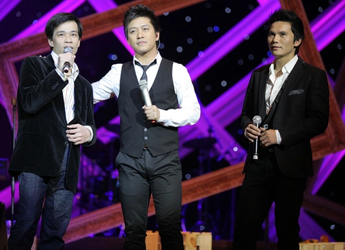 Anh Tú (phải) trong ngày tái hợp của Quả Dưa Hấu trên sân khấu liveshow "Ngày về". Anh Tú (phải) trong ngày tái hợp của Quả Dưa Hấu trên sân khấu liveshow "Ngày về".