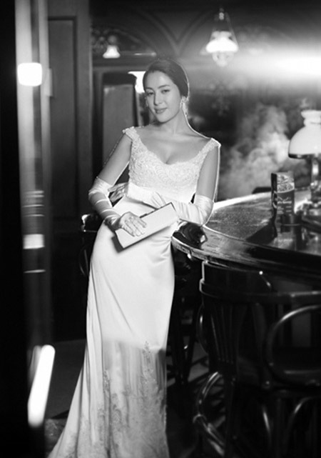 Vẫn là váy cưới kiểu cổ điển nhưng Lee Eun Hee chọn dáng váy dạ hội, kết hợp cùng găng tay và trang điểm tự nhiên. Vẫn là váy cưới kiểu cổ điển nhưng Lee Eun Hee chọn dáng váy dạ hội, kết hợp cùng găng tay và trang điểm tự nhiên.