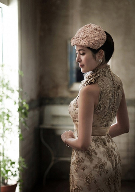 Chiếc váy cưới sử dụng họa tiết ren ôm sát cơ thể của Lee Eun Hee được thiết kế lấy cảm hứng từ chiếc váy cưới của nhân vật Bella trong phim 'Hừng đông'. Chiếc váy cưới sử dụng họa tiết ren ôm sát cơ thể của Lee Eun Hee được thiết kế lấy cảm hứng từ chiếc váy cưới của nhân vật Bella trong phim 'Hừng đông'.