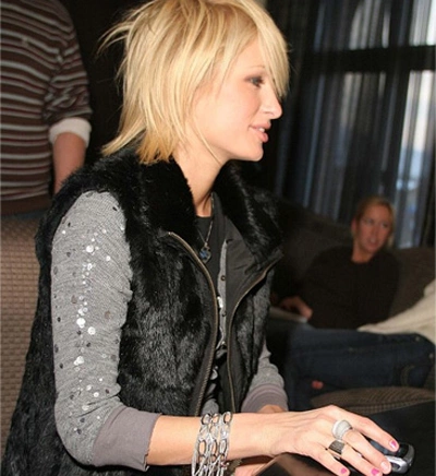 Một thời gian ngắn sau đó, người ta lại thấy Paris Hilton xuất hiện với một mẫu BlackBerry 8700c màu bạc. Nhiều nguồn tin cho biết, ngôi sao này đổi máy chỉ vì muốn điện thoại ton sur ton với màu quần áo. Một thời gian ngắn sau đó, người ta lại thấy Paris Hilton xuất hiện với một mẫu BlackBerry 8700c màu bạc. Nhiều nguồn tin cho biết, ngôi sao này đổi máy chỉ vì muốn điện thoại ton sur ton với màu quần áo.