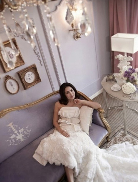 Váy ngắn mà Lee Eun Hee chọn mặc khi chụp ảnh vẫn có phần đuôi rất dài và bồng bềnh. Váy ngắn mà Lee Eun Hee chọn mặc khi chụp ảnh vẫn có phần đuôi rất dài và bồng bềnh.