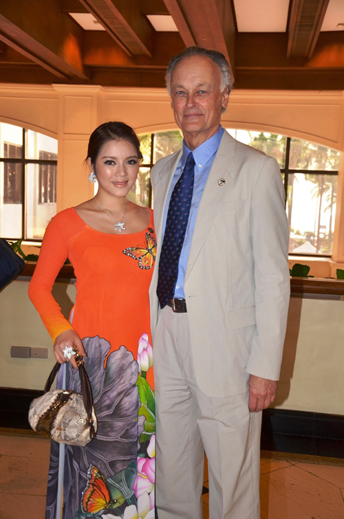 Chọn chiếc áo dài màu cam cách tân với họa tiết hoa sen, Lý Nhã Kỳ thu hút được sự chú ý của nhiều quan khách. Cô cũng có dịp gặp lại và trò chuyện với ông Bernad Weber, chủ tịch của tổ chức New7Wonder. Chọn chiếc áo dài màu cam cách tân với họa tiết hoa sen, Lý Nhã Kỳ thu hút được sự chú ý của nhiều quan khách. Cô cũng có dịp gặp lại và trò chuyện với ông Bernad Weber, chủ tịch của tổ chức New7Wonder.