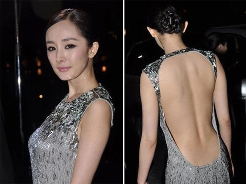 Bộ váy được thiết kế táo bạo, giúp Dương Mịch khoe trọn lưng thon và làn da mượt mà, óng ả. Bộ váy được thiết kế táo bạo, giúp Dương Mịch khoe trọn lưng thon và làn da mượt mà, óng ả.