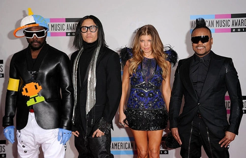 Trong lễ trao giải America Music Awards, Will.I.Am mặc một chiếc áo có in hình đồ chơi xếp hình trông rất khác lạ. Trong lễ trao giải America Music Awards, Will.I.Am mặc một chiếc áo có in hình đồ chơi xếp hình trông rất khác lạ.