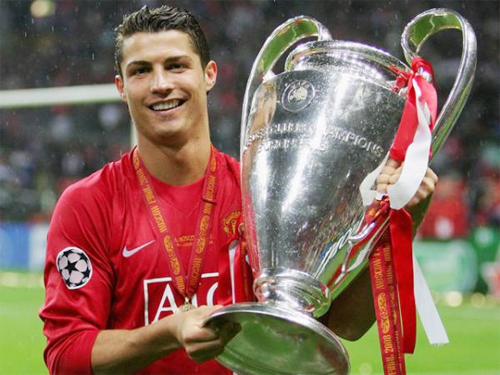 C. Ronaldo bên Cup vô địch Champions League năm 2008 khi còn khoác áo MU.