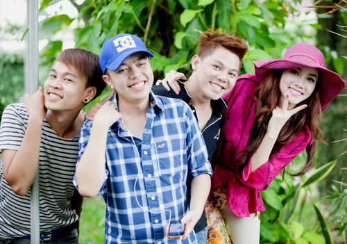 Trang Nhung tươi tắn khoe sắc bên những người bạn. Trang Nhung tươi tắn khoe sắc bên những người bạn.