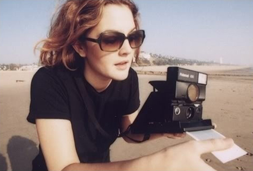 Drew Barrymore tỏ ra thích thú khi chụp ảnh cùng Polaroid. Drew Barrymore tỏ ra thích thú khi chụp ảnh cùng Polaroid.