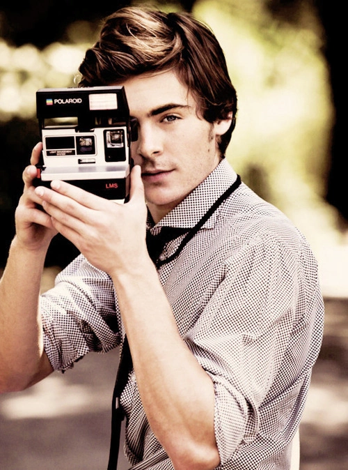 Zac Efron điệu đà với Polaroid. Zac Efron điệu đà với Polaroid.