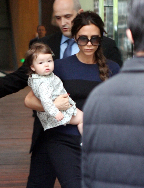 Một ngày trước đó, Vic cùng cô con gái Harper đi ăn trưa tại Trung tâm thương mại ở Bắc Kinh. Một ngày trước đó, Vic cùng cô con gái Harper đi ăn trưa tại Trung tâm thương mại ở Bắc Kinh.