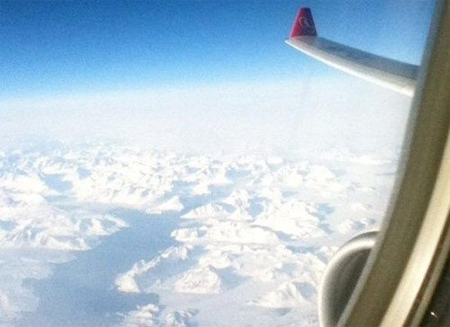Bay qua vùng băng giá Greenland.
