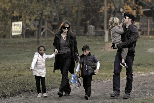 Cặp đôi Brad Pitt và Angelina Jolie bỏ ra không dưới 10 triệu USD cho các con mỗi năm. Trong lần sinh nhật thứ 7 của Pax Thiên, họ đã bỏ ra 7.000 USD để thuê riêng một chiếc du thuyền. Cặp đôi Brad Pitt và Angelina Jolie bỏ ra không dưới 10 triệu USD cho các con mỗi năm. Trong lần sinh nhật thứ 7 của Pax Thiên, họ đã bỏ ra 7.000 USD để thuê riêng một chiếc du thuyền.