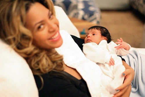 Vợ chồng Beyoncé và Jay-Z chi tiền "mạnh bạo" cho con trai. Họ bỏ ra hơn 1,5 triệu USD chỉ để mua đồ chơi, trong đó bao gồm một chú ngựa làm bằng vàng khối giá 600.000 USD, một chiếc ghế ngồi 15.000 USD và một chiếc nối PoshTots giá 20.000 USD. Vợ chồng Beyoncé và Jay-Z chi tiền "mạnh bạo" cho con trai. Họ bỏ ra hơn 1,5 triệu USD chỉ để mua đồ chơi, trong đó bao gồm một chú ngựa làm bằng vàng khối giá 600.000 USD, một chiếc ghế ngồi 15.000 USD và một chiếc nối PoshTots giá 20.000 USD.