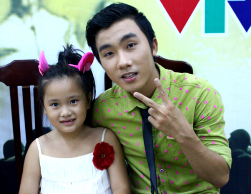 Cô chị Misa cũng khoe vẻ đáng yêu trong bộ váy tua rua màu trắng do mẹ thiết kế. Cô chị Misa cũng khoe vẻ đáng yêu trong bộ váy tua rua màu trắng do mẹ thiết kế.