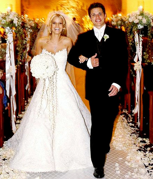 Ca sĩ Jessica Simpson mặc chiếc váy trong bộ sưu tập 'Stephanie' của Vera Wang trong ngày cưới với Nick Lachey. Váy của Jessica là kiểu váy chữ A, may chủ yếu bằng chất liệu ren với điểm nhấn là phần quây ngực hình trái tim. Ca sĩ Jessica Simpson mặc chiếc váy trong bộ sưu tập 'Stephanie' của Vera Wang trong ngày cưới với Nick Lachey. Váy của Jessica là kiểu váy chữ A, may chủ yếu bằng chất liệu ren với điểm nhấn là phần quây ngực hình trái tim.