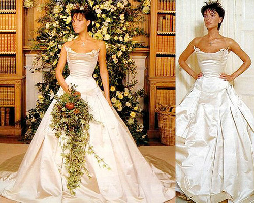 Victoria Beckham gần như làm sống lại mốt váy cưới quây kể từ sau đám cưới của cô với David Beckham được tổ chức. Victoria Beckham gần như làm sống lại mốt váy cưới quây kể từ sau đám cưới của cô với David Beckham được tổ chức.