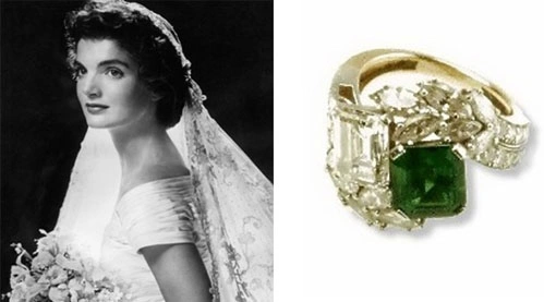 Nhẫn đính hôn của Jacqueline Bouvier nổi bật hơn so với những người khác. "Vòng tròn thiêng liêng" của cô có phần giữa được làm bằng ngọc lục bảo 2,88 carat và có giá trị lên tới 1,5 triệu USD. Nhẫn đính hôn của Jacqueline Bouvier nổi bật hơn so với những người khác. "Vòng tròn thiêng liêng" của cô có phần giữa được làm bằng ngọc lục bảo 2,88 carat và có giá trị lên tới 1,5 triệu USD.