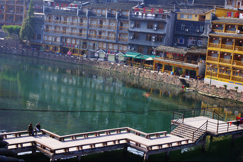 Những cây cầu bắc qua sông Đà Giang. Những cây cầu bắc qua sông Đà Giang.