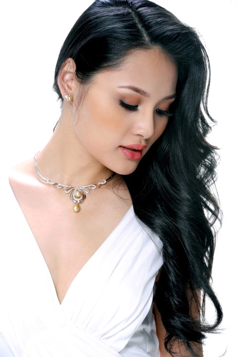 Thánh thiện và rạng ngời với chiếc đầm trắng muốt, người đẹp chọn những kiểu vòng với thiết kế tinh xảo, cầu kỳ, khoe vẻ đài các. Mái tóc đen dài buông lơi khoe vẻ đẹp duyên dáng của Hoa hậu đẹp nhất châu Á. Thánh thiện và rạng ngời với chiếc đầm trắng muốt, người đẹp chọn những kiểu vòng với thiết kế tinh xảo, cầu kỳ, khoe vẻ đài các. Mái tóc đen dài buông lơi khoe vẻ đẹp duyên dáng của Hoa hậu đẹp nhất châu Á.