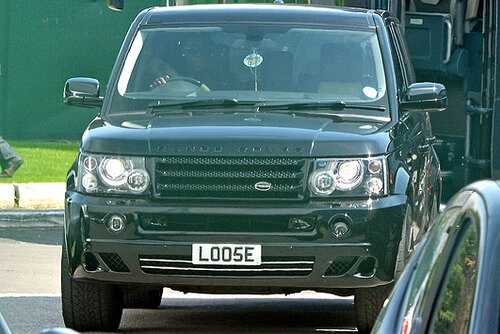 Balotelli vẫn đến sân tập như bình thường sau đêm hoan lạc với 4 cô gái gọi. Ảnh: The Sun. Balotelli vẫn đến sân tập như bình thường sau đêm hoan lạc với 4 cô gái gọi. Ảnh: The Sun.