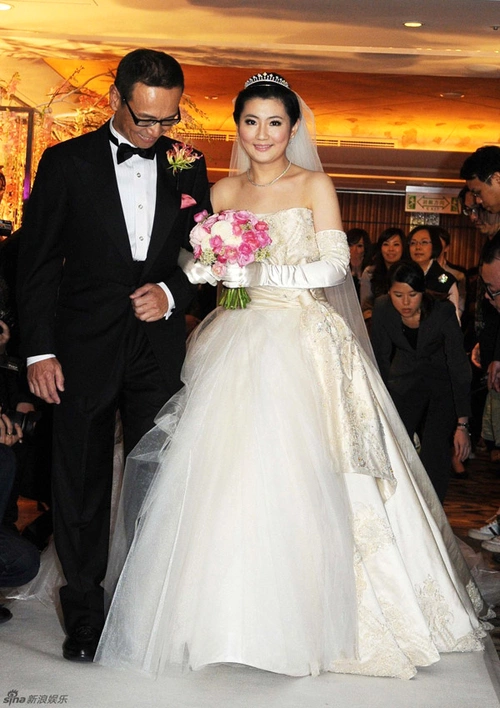 Cô dâu diện váy trắng Vera Wang và cầm bó hoa xinh xắn, được kết hợp từ hoa màu hồng và trắng. Cô dâu diện váy trắng Vera Wang và cầm bó hoa xinh xắn, được kết hợp từ hoa màu hồng và trắng.
