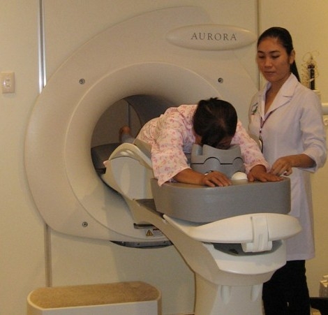 Kỹ thuật viên đang hướng dẫn bệnh nhân để chuẩn bị chụp MRI chuyên biệt vú.