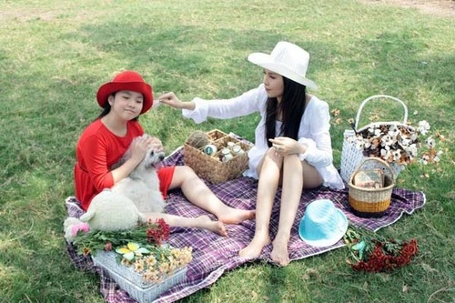 Nhờ sự hỗ trợ và hướng dẫn của mẹ, bé Gia Bảo đã hoàn thành tốt vai trò diễn viên của mình. MV sẽ sớm ra mắt khán giả trong dịp quốc tế thiếu nhi tới. Nhờ sự hỗ trợ và hướng dẫn của mẹ, bé Gia Bảo đã hoàn thành tốt vai trò diễn viên của mình. MV sẽ sớm ra mắt khán giả trong dịp quốc tế thiếu nhi tới.
