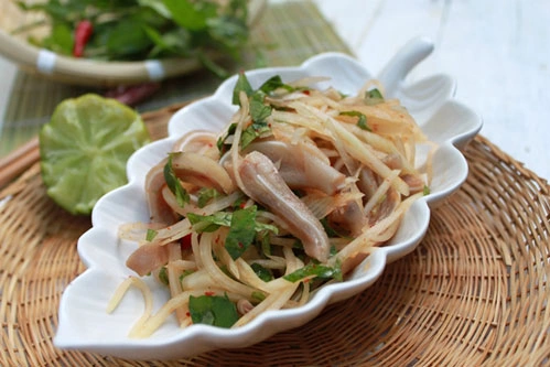 Đu đủ xanh giòn tan, thêm tai lợn sần sật, hòa lẫn với vị cay của ớt, thơm của rau răm, nhâm nhi làm món nhậu ngon tuyệt.