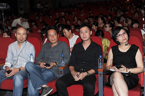 Từ trái sang: nhạc sĩ Huy Tuấn, nhạc sĩ Anh Quân, MC Anh Tuấn và nhạc sĩ Huyền Thanh. Từ trái sang: nhạc sĩ Huy Tuấn, nhạc sĩ Anh Quân, MC Anh Tuấn và nhạc sĩ Huyền Thanh.