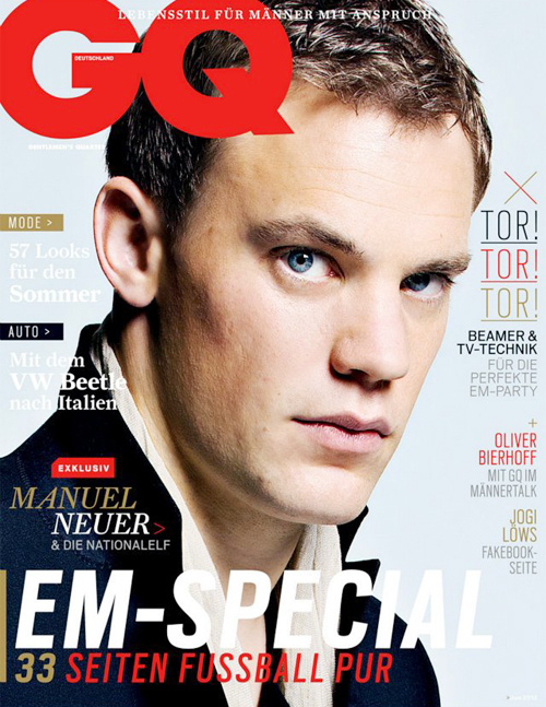 Thủ thành Manuel Neuer đại diện cho phía đông Thủ thành Manuel Neuer đại diện cho phía đông