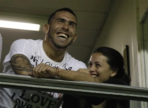 Tevez và bà xã vui vẻ trên khán đài. Ảnh: Rec. Tevez và bà xã vui vẻ trên khán đài. Ảnh: Rec.